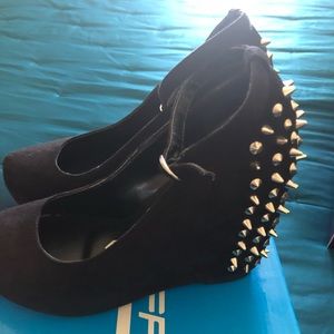 Traffic black wedge heels